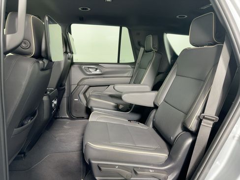 Used 2024 GMC Yukon SLT w/ SLT Luxury Package image 13