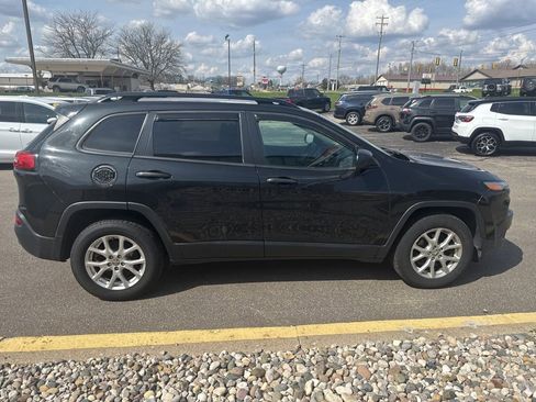 Used 2016 Jeep Cherokee Sport AWD/4WD image 7