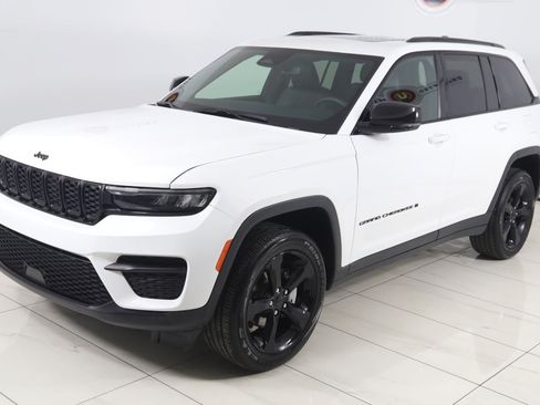 Used 2024 Jeep Grand Cherokee Altitude AWD/4WD image 19