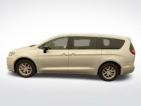 Used 2026 Chrysler Pacifica Select FWD image 2