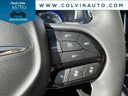 Used 2025 Chrysler Pacifica Limited FWD image 19