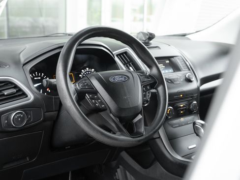 Used 2018 Ford Edge SE image 11