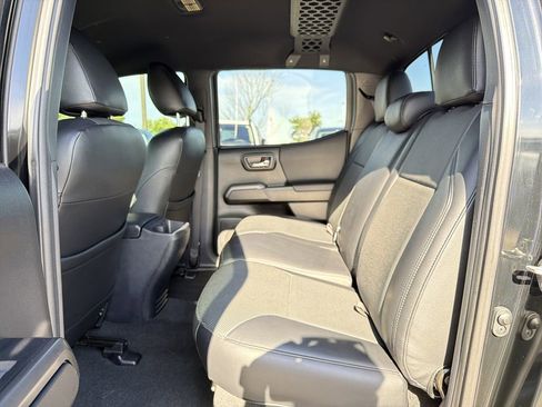 Used 2019 Toyota Tacoma TRD Off-Road AWD/4WD image 13