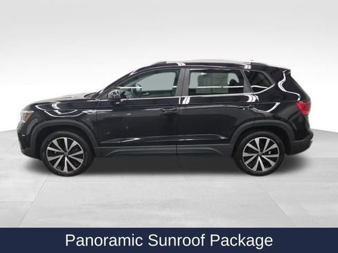 Used 2022 Volkswagen Taos SE w/ Panoramic Sunroof Package image 2