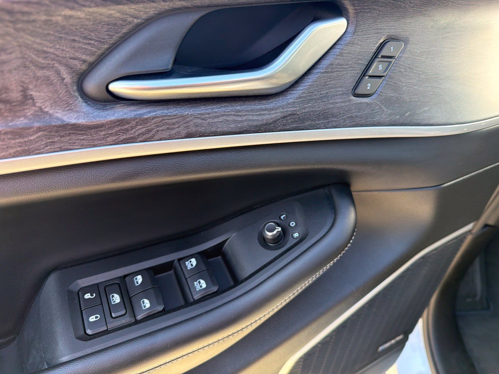 Used 2022 Jeep Grand Cherokee Limited w/ Luxury Tech Group II RWD image 15