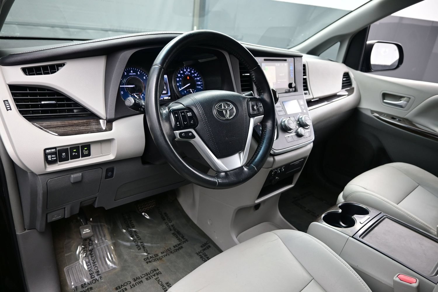 Used 2015 Toyota Sienna XLE w/ XLE Navigation Package FWD image 13