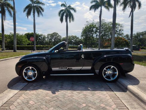 Used 2006 Chevrolet SSR w/ Preferred Equipment Group RWD image 4