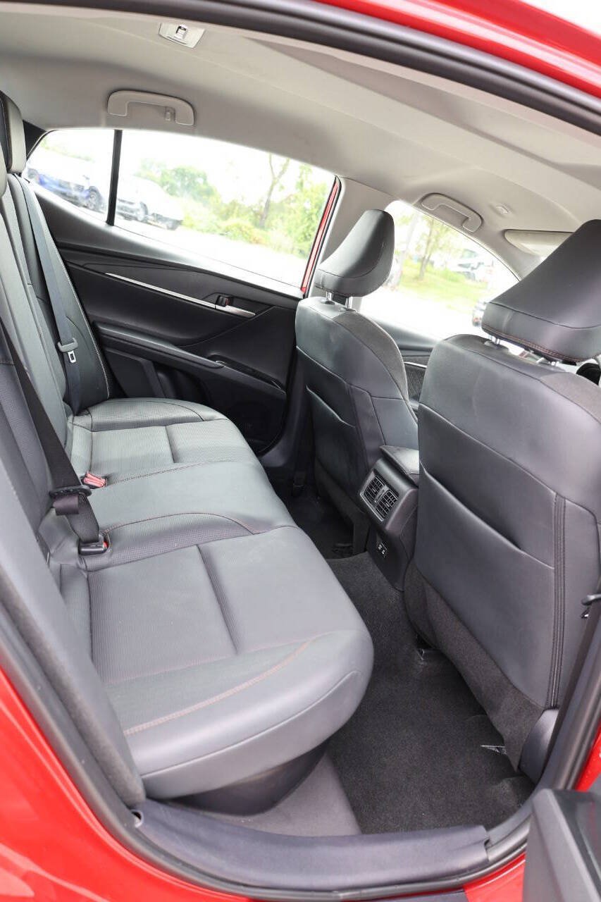 Used 2025 Toyota Camry XLE FWD image 15