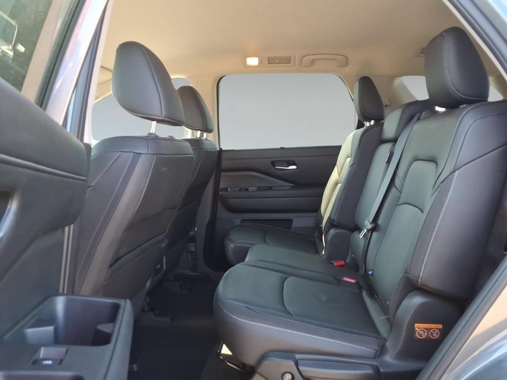 Used 2025 Nissan Pathfinder SL FWD image 11