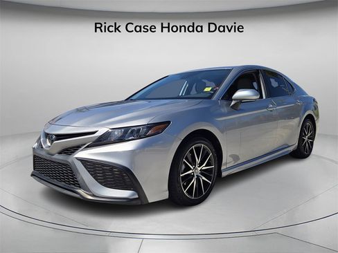 Used 2022 Toyota Camry SE image 9