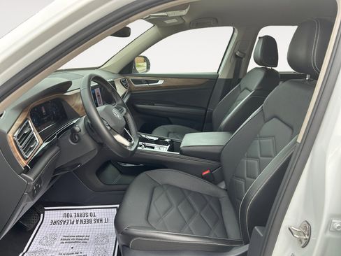 Used 2025 Volkswagen Atlas SE FWD image 19