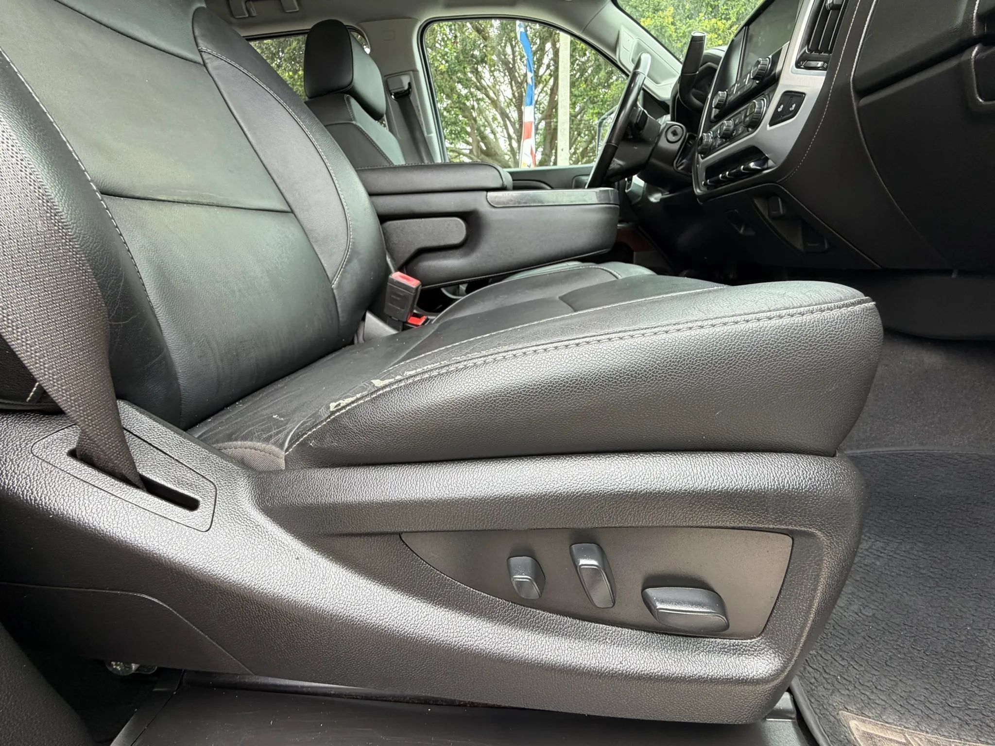 Used 2019 GMC Sierra 2500 SLT w/ Duramax Plus Package AWD/4WD image 15