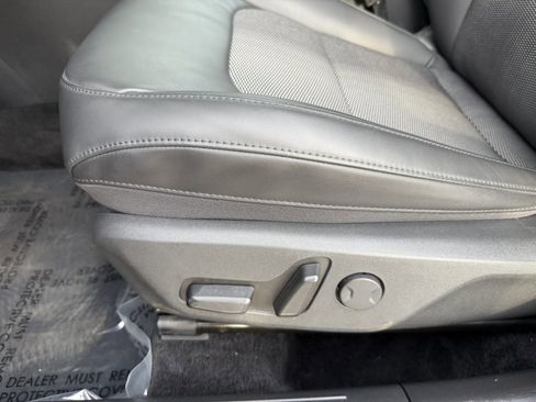 Used 2024 Kia Niro EX image 32