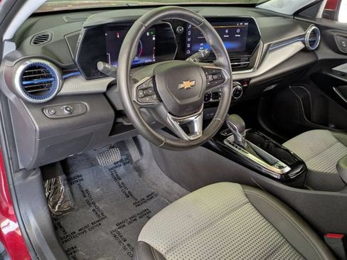 Used 2025 Chevrolet Trax LT w/ LT Convenience Package FWD image 14