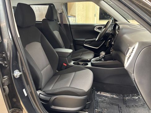 Used 2025 Kia Soul LX w/ LX Technology Package FWD image 29