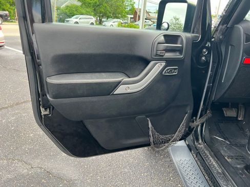 Used 2016 Jeep Wrangler Unlimited Rubicon AWD/4WD image 9