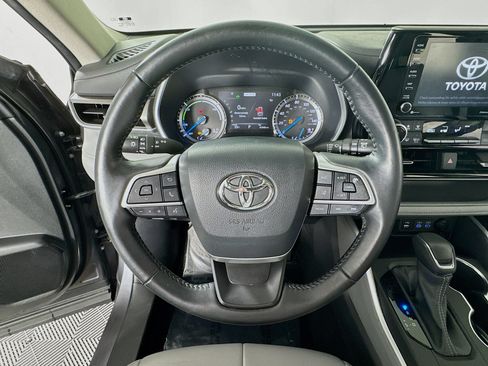 Used 2022 Toyota Highlander XLE AWD/4WD image 13