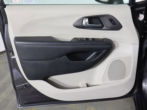 Used 2023 Chrysler Pacifica Touring-L FWD image 20