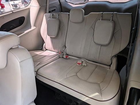 Used 2017 Chrysler Pacifica Limited w/ UConnect Theater Package FWD image 27