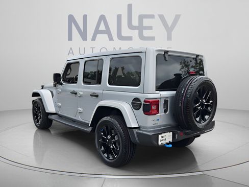 Used 2022 Jeep Wrangler Unlimited Sahara w/ Cold Weather Group AWD/4WD image 3
