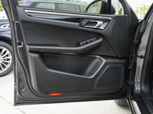 Used 2022 Porsche Macan image 31