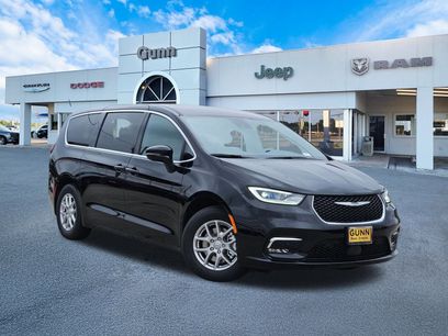 New 2026 Chrysler Pacifica Select