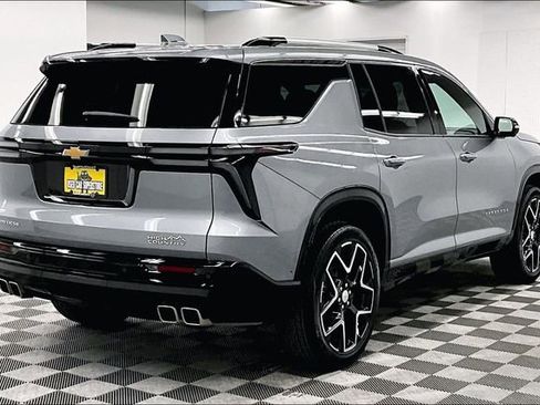 Used 2025 Chevrolet Traverse High Country FWD image 13