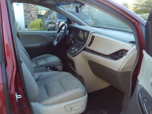 Used 2017 Toyota Sienna XLE w/ XLE Navigation Package FWD image 15