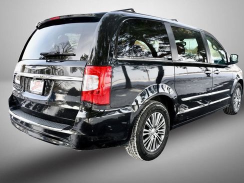 Used 2014 Chrysler Town & Country Touring-L w/ Driver Convenience Group image 7