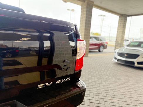 Used 2019 Nissan Titan SV w/ SV Convenience Package image 13