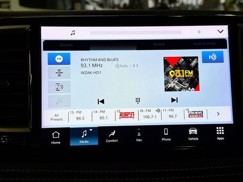 Used 2023 Chrysler Pacifica Limited FWD image 17