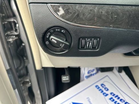 Used 2016 Chrysler Town & Country Touring FWD image 10