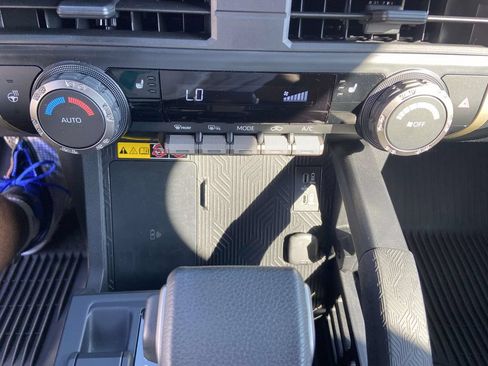 Used 2025 Toyota Tacoma SR5 AWD/4WD image 25