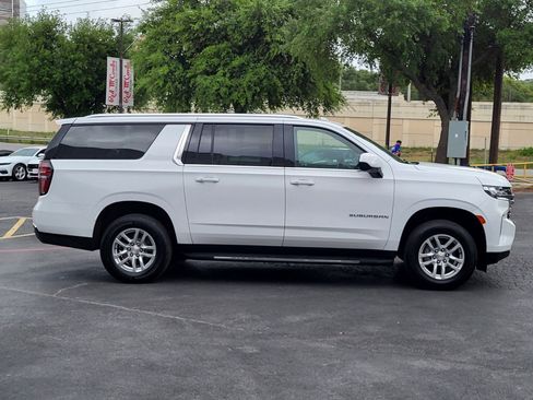 Used 2024 Chevrolet Suburban LT RWD image 2