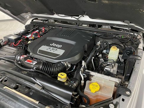 Used 2013 Jeep Wrangler Unlimited Sahara w/ Connectivity Group AWD/4WD image 16