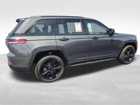 Used 2025 Jeep Grand Cherokee Altitude AWD/4WD image 19