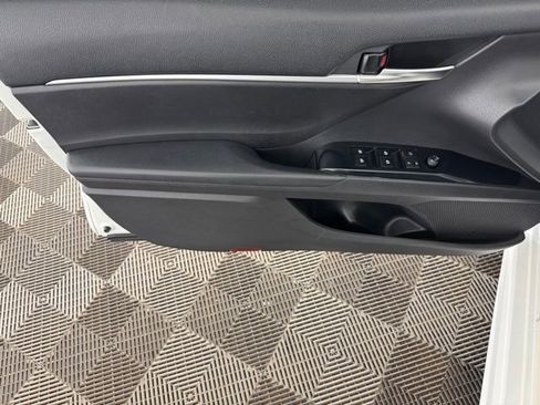 Used 2020 Toyota Camry SE FWD image 18