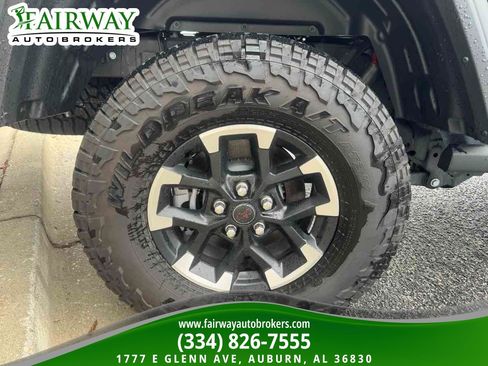 Used 2025 Jeep Gladiator Rubicon w/ Convenience Group AWD/4WD image 32