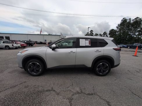 Used 2024 Nissan Rogue SV AWD/4WD image 5