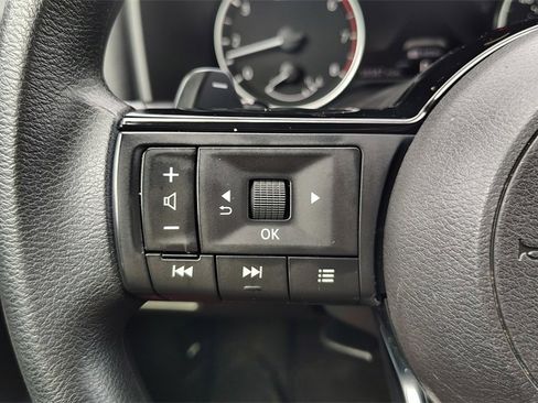 Used 2023 Nissan Rogue SV image 16