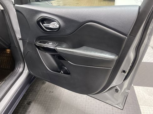 Used 2023 Jeep Cherokee Altitude Lux image 25