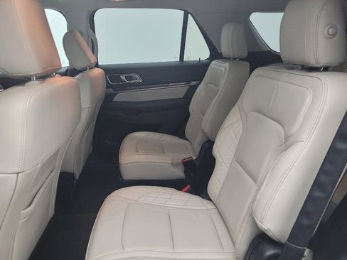 Used 2018 Ford Explorer Platinum image 18