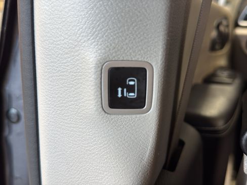 Used 2023 Chrysler Pacifica Touring-L image 15