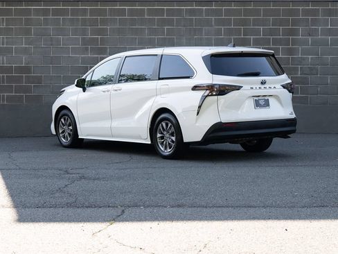 Used 2023 Toyota Sienna LE FWD image 4