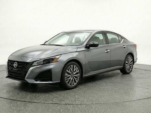 Used 2025 Nissan Altima 2.5 SV image 3