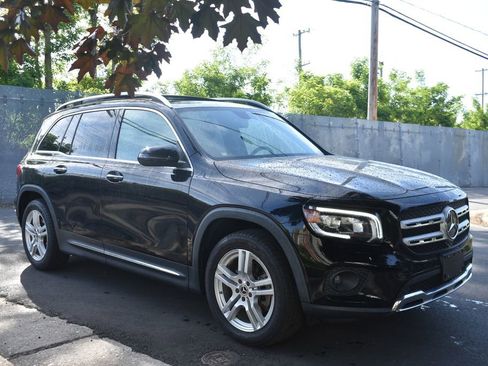 Used 2021 Mercedes-Benz GLB 250 4MATIC w/ Premium Package image 4