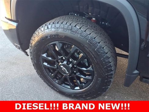 Used 2025 Chevrolet Silverado 2500 LTZ w/ LTZ Plus Package image 8