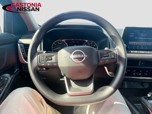 Used 2025 Nissan Rogue S FWD image 14