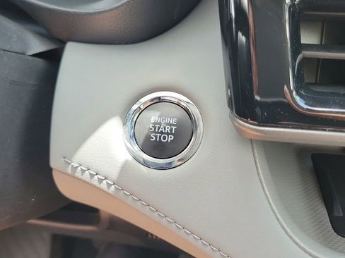 Used 2023 Toyota Highlander Limited image 32