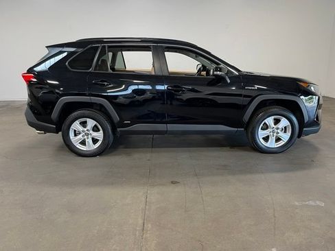 Used 2021 Toyota RAV4 LE AWD/4WD image 2